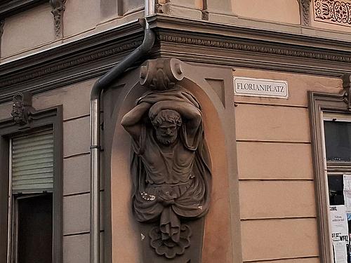 Gewissermaßen der südliche Schlußstein: Das Hierzer-Haus.