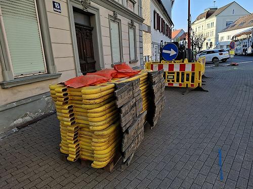 Der weiße Pfeil auf blauem Grund ist gewissermaßen die „Startflagge” zum Bauvorhaben.