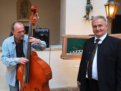 Es soll Rhythmus und Melodie haben! Fokus Freiberg-Exponent Ewald Ulrich (rechts) neben dem Musiker Reinhard Ziegerhofer. (Foto: Martin Krusche)