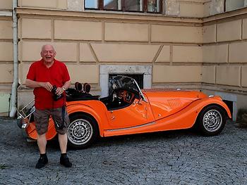 Ferdinand M. Lanner mit dem verflossenen Morgan Roadster.