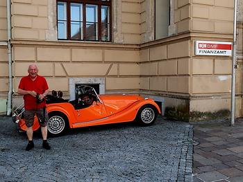 Lanner mit seinem Morgan Roadster in Bad Radkersburg gegenüber der einstigen Werkstatt von Meister Gerschak, wo Johann Puch tätig gewesen ist.