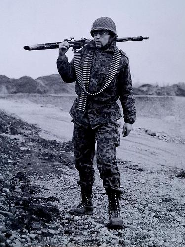 Martin Krusche als Soldat der Republik, in einer Pose, wie sie durch Literatur und Kino angeboten wird.