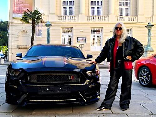 Petra Schwarz und ein Roush Mustang.