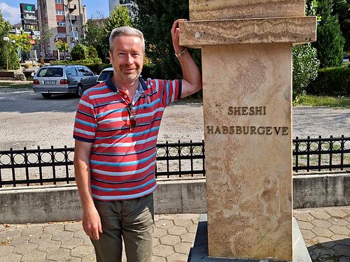 Karl Bauer bei einem Habsburg-Denkmal in Decan (Nordkosovo).