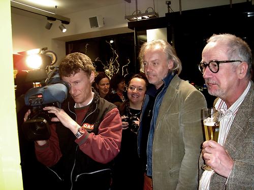 Künstler David Staretz (Mitte) neben ORF-Kulturchef Peter Wolf (†)