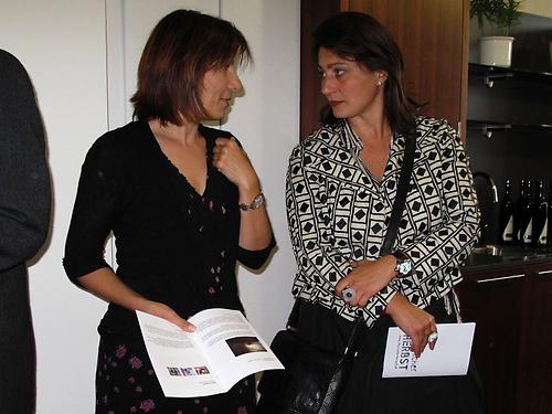 Kuratorin Mirjana Peitler (links) neben Veronica Kaup-Hasler, damals Intendantin des Festivals „sterischer herbst“.
