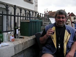 Krusche anno 2009 bei der Kulturarbeit: Wein zu Studienzwecken.