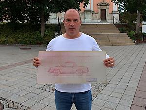 Milan Bosnic mit der Kapitza-Zeichnung des Puch S. (Foto: Martin Krusche)