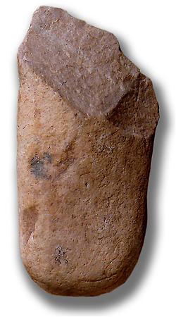 Ein Geröllgerät vom Oldowan-Typ, wie sie als die ältesten bekannten Steinwerkzeug-Arten gedeutet werden. (Foto: José-Manuel Benito Álvarez, Public Domain)