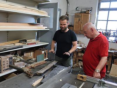 Tom Kada (links) und Ferdinand Micha Lanner in der Holzwerkstatt. (Foto: Martin Krusche)