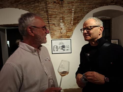 Johannes Rubey (rechts) bei der Vernissage „artgerecht“ im Gespräch mit unserem KI-Chefmaschinisten Jürgen Kapeller.