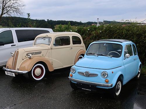 Der 1953er Ford Popular (103 E) mit seinen dreieinhalb Metern Länge und seinem 1,2 Liter-Motor fällt unter „Kleinwagen“. Dagegen ginge das „Puch-Schammerl“ (rechts), wie es als „Kleinstwagen“ präsentiert wurde, als Kei Car durch.
