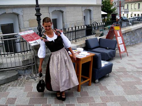 Mai 2009: Katharina Mayr als Salondame bei unserem Kunst Ost-Kultursalon auf dem Florianiplatz.