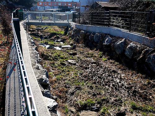 Viele Betriebsansiedelungen rund um Gleisdorf sind von auffälligen Rückhaltebecken umgeben.