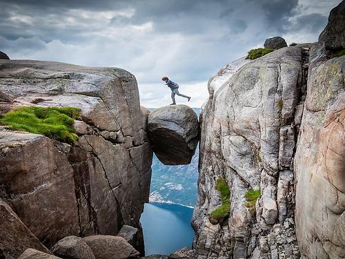 Der norwegische „Kjeragbolten“ (Foto: Tom Ek, CC BY-SA 2.0)