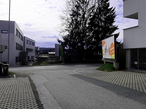 Hier stand ich fast auf dem Greithbach; mit Blick zu jener Passage, wo er unter diesem Geländer wieder herauskommt.