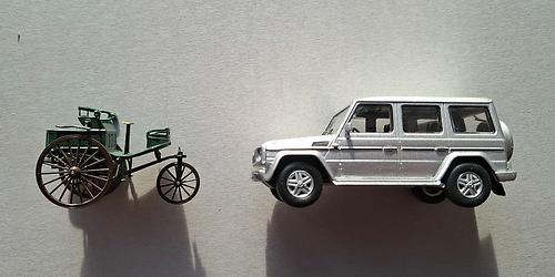 Mehr als hundert Jahre: Benz Patent-Motorwagen und G-Klasse.