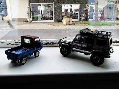 Links der Haflinger, rechts der Puch G.