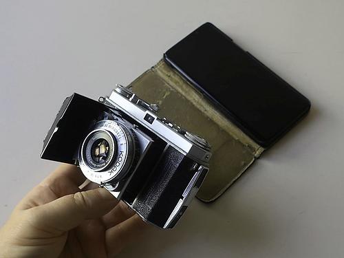 Kodak Retina und Mobiltelefon