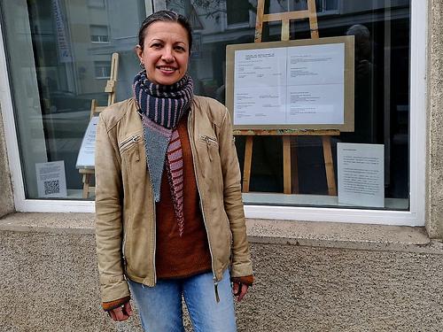 Künstlerin Monika Lafer vor dem Gleisdorfer Zeit.Raum