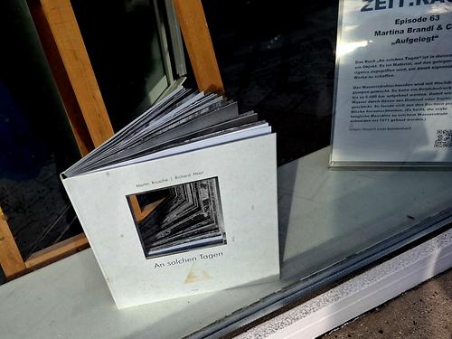 Buchobjekt mit herausgeschnittener Sektion.