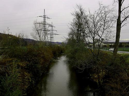 Die Raab auf der Höhe von Urscha, Dampfmaschinen sind Geschichte, Elektrizität boomt. (Foto: M. Krusche)