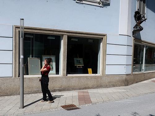 Monika Lafer vor dem „Zeit.Raum“ in der Gleisdorfer Bürgergasse