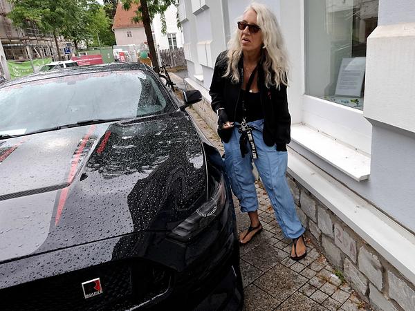 Petra Schwarz und der renntaugliche Roush-Mustang.