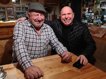 Karl und Gottfried Lagler teilen die Leidenschaft für die „Oldtimerei“, für das Sammeln und Schrauben. (Foto: Martin Krusche)