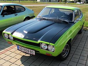 Der Ford Capri Mk 1 ist kaum noch wo zu sehen; hier in Gelb und Mattschwarz, was in den 1970ern sehr populär war.