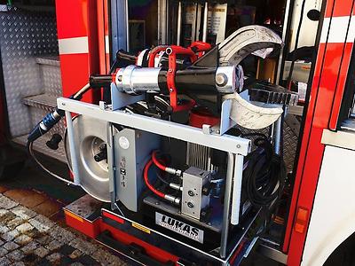 Hydraulisches Gerät, das Feuerwehrleute dringend brauchen, wenns gekracht hat.