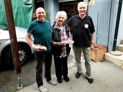 Von links: Gottfried Lagler mir Erna und Johann Geiger. (Was wir von den vorzüglichen Keksen beim Kaffee auf der Terrasse nicht verputzt haben, bekamen wir in Packerln mit nachhause.)