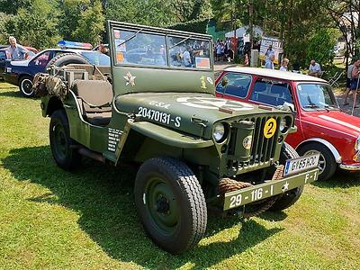 Unverkennbar und bis heute ein tauglicher Offroader: Willys Jeep aus den 1940ern.