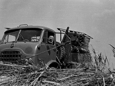 Steyr 680 mit dem tschechischen Salvengeschütz (Raketenwerfer) während des Feuerns.