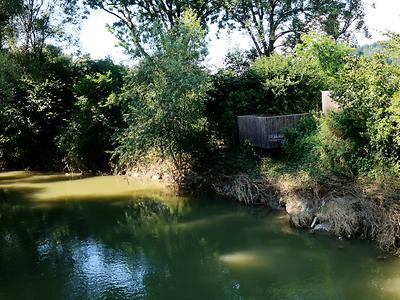 Am rechten Ufer diese Terrasse als Teil eines ausgewiesenen Privatgrundstücks.