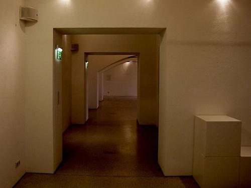 Fast ein White Cube, demnächst eine Bücherei.