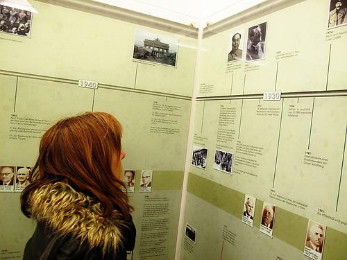 Das ewige Provisorium: die Zeittafeln im hintersten Winkel des Kellers.