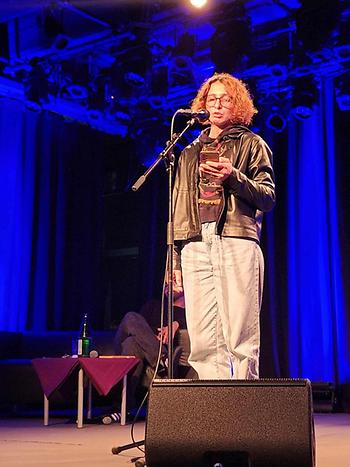 Mona Luminata bei einem Poetry Slam (Foto: Yannick Steinkellner)