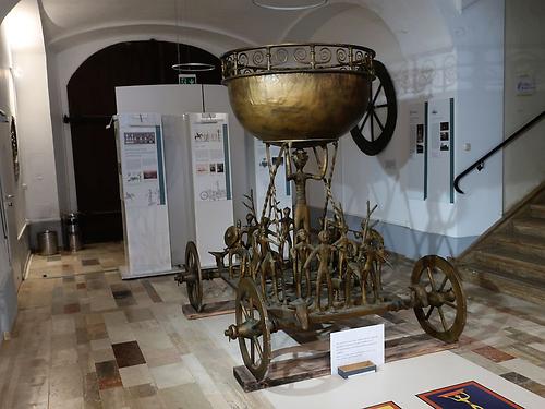 Judenburg: großes Schau-Modell des Kultwagen von Strettweg, der im Original zirka 46 Zentimeter hoch ist.