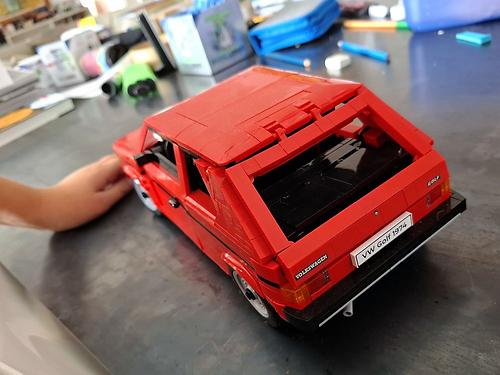 Das Leitfossil einer Klasse: Giugiaros Golf in Lego.