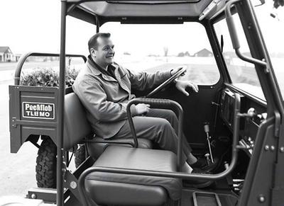 Sehen Sie sich die Details dieses KI-Bildes an. Der Mann hat zwar drei Hände, aber die nützen ihm bei diesen Bedienungsinstrumenten nichts. Eine Karre wie von Picasso konstruiert, die nirgends hinfährt.