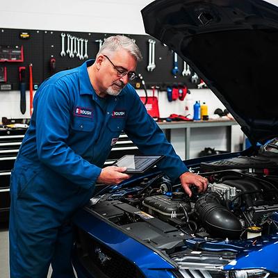 Da habe ich mich von der KI zu einem Mechatroniker machen lassen, der gerade bei einem Roush Mustang die Leistung hochfährt.