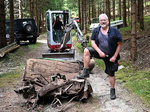 Das Original: Da stehe ich bei den geborgenen Resten des Puch Prototypen. (Foto: Gerald Paunger)