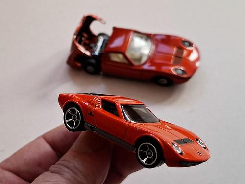 Zwei mal Lamborghini Miura als Modellfahrzeuge.