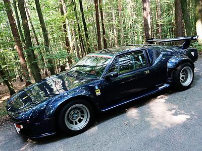 Zum Sprung geduckt: De Tomaso Pantera.
