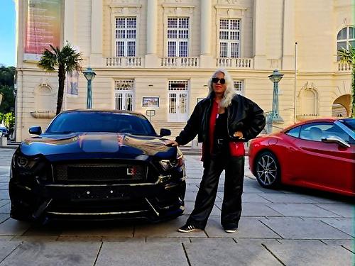 Petra Schwarz und der Roush Mustang.