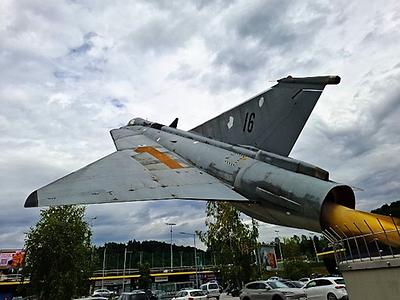 Steigflug-Monument: Saab Draken.