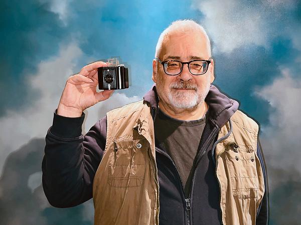 Martin Krusche und die „Baby Brownie“ vor einem Gemälde von Fritz Pumm. (Foto: Franz Sattler)