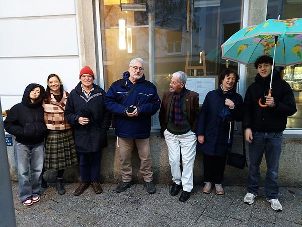 (Von links: Livia, Emily, Michael, Martin, Chris, Virginia und Lukas, also Krusche zwischen Penny und Scheuer. (Foto: Tobi Scheuer) height=