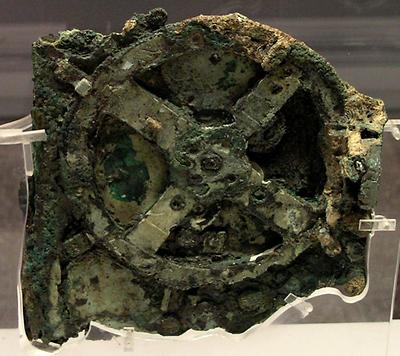 Der Mechanismus von Antikythera: Fragment A mit vierspeichigem Hauptantriebsrad (Foto: Marsyas, CC BY 2.5)